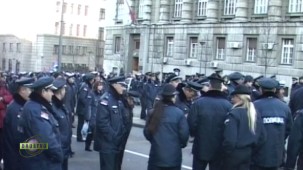 Nezavisni sindikat policije organizovao je protest ispred Vlade Srbije, tražeći poboljšanje materijalnog položaja, zbog čega je bila zatvorena Nemanjina ulica